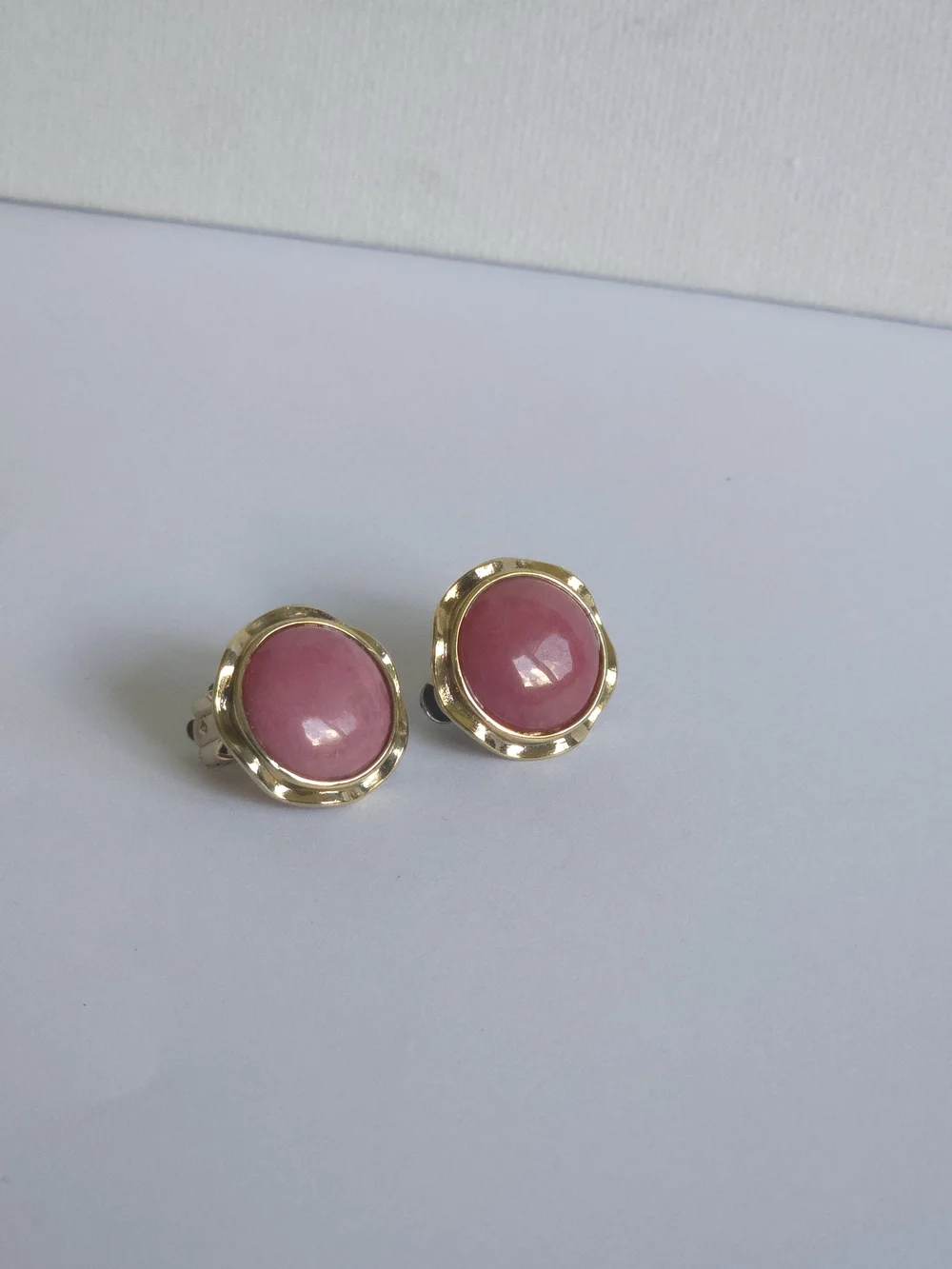 Vintage 1980s Mauve Pink Cabochon Clip On Earrings - Picture 9 of 11